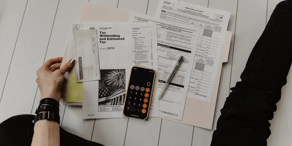 Perencanaan keuangan pribadi dengan notebook dan kalkulator